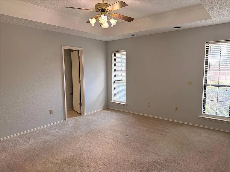 1712 Colonial Ct — Photo 7