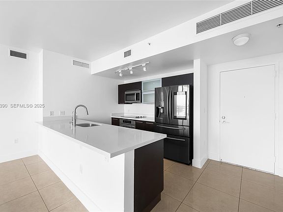 3rd image of 90 SW 3rd St APT 3305