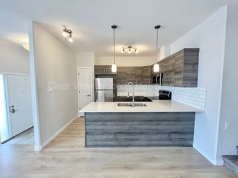 90 Sunridge Blvd W #UPPER LEVEL — Photo 8