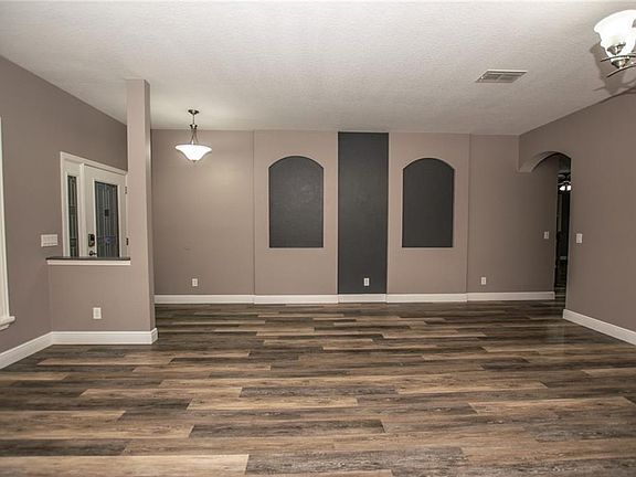 3rd image of 408 Thoroughbred Way