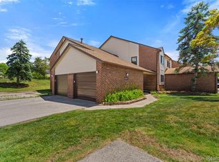 6680 Ridgefield Cir, West Bloomfield, MI 48322