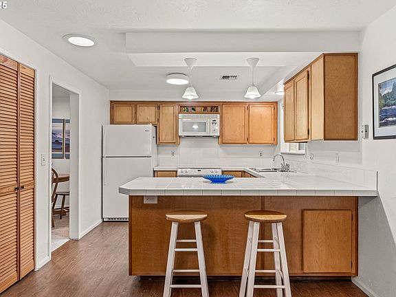 5th image of 2885 Applewood Ln