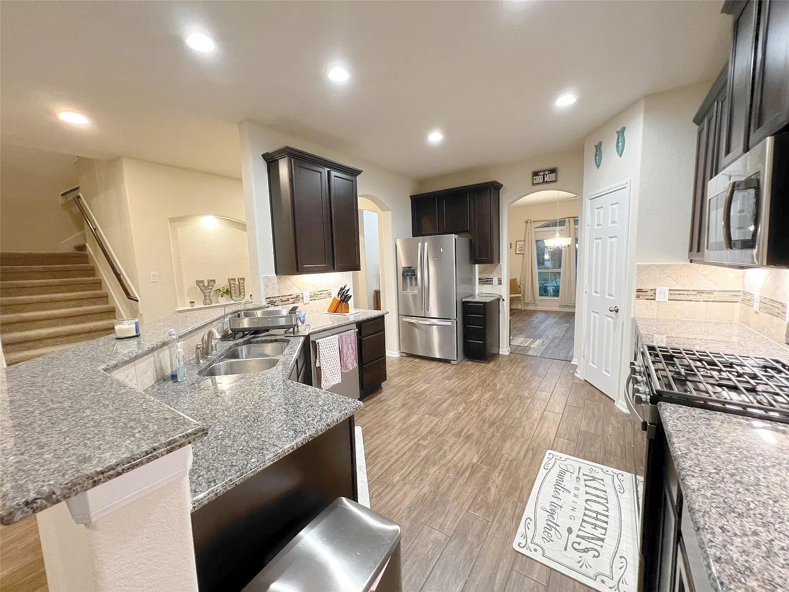 5 bed, 2.5 bath, 2702 sqft, $2,400 — Photo 4