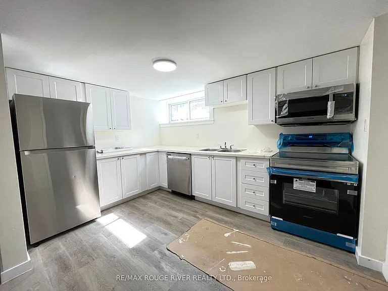 95 Diffin Dr — Photo 2