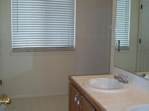 Full bathroom double sinks