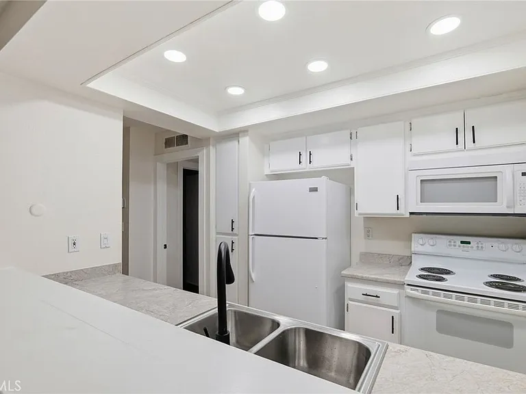 7304 Corbin Ave #J — Photo 12