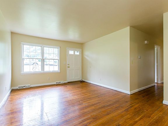 4th image of 403 College Park Dr
