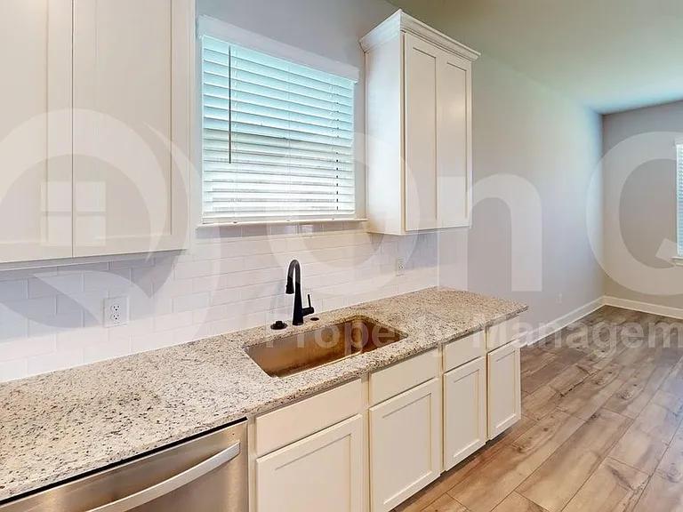 904 Emerson Dr — Photo 5