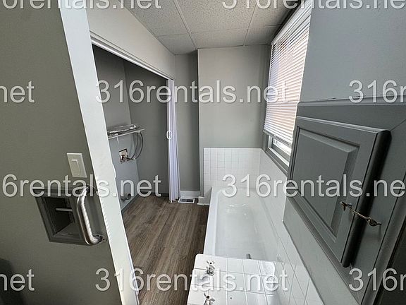5th image of 109 S Poplar St