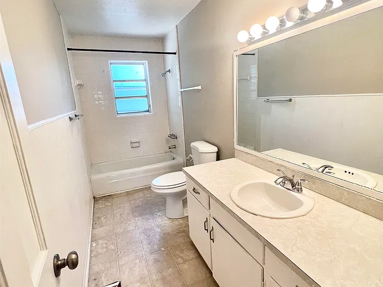 300 Springdale Dr — Photo 9