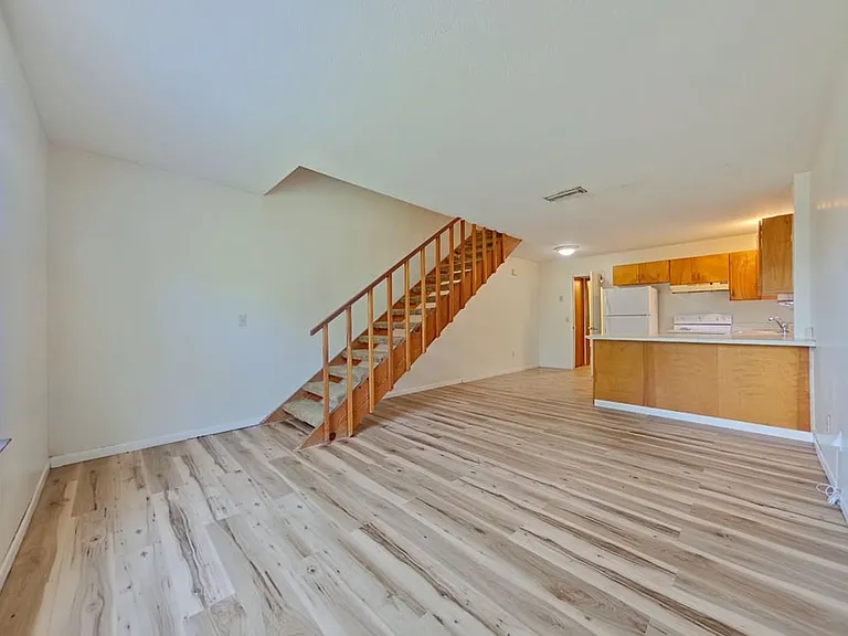 126 Hampton Dr — Photo 3
