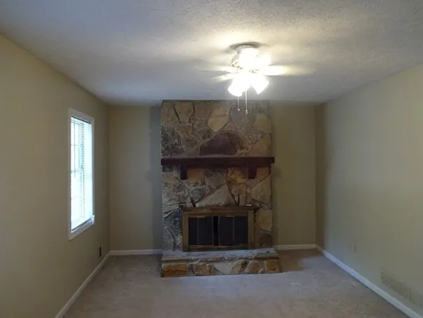 3 bed, 2.0 bath, 1304 sqft, $2,095 — Photo 3