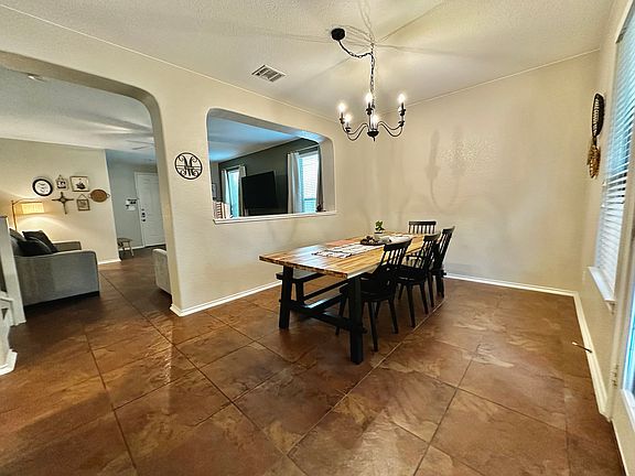 5th image of 935 Spello Cir
