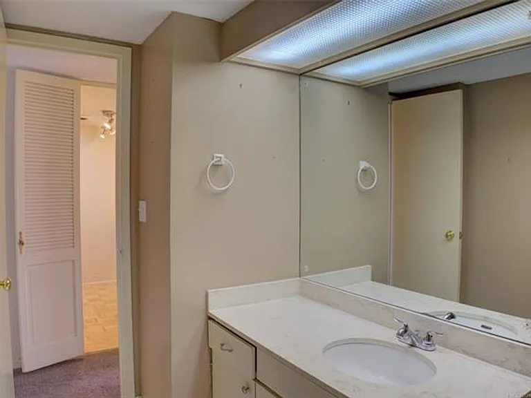 Adorable 2 bed 2 bath in historic Liberty Tower — Photo 14