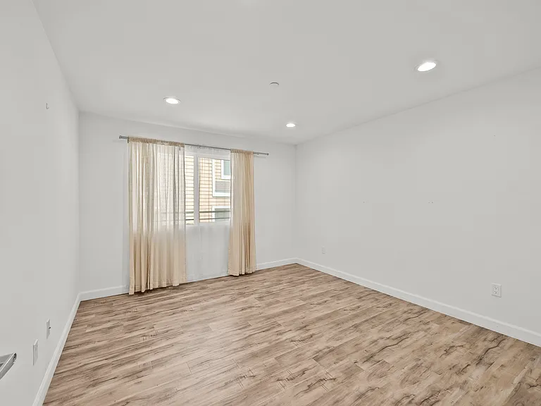 9104 Burnet Ave — Photo 24