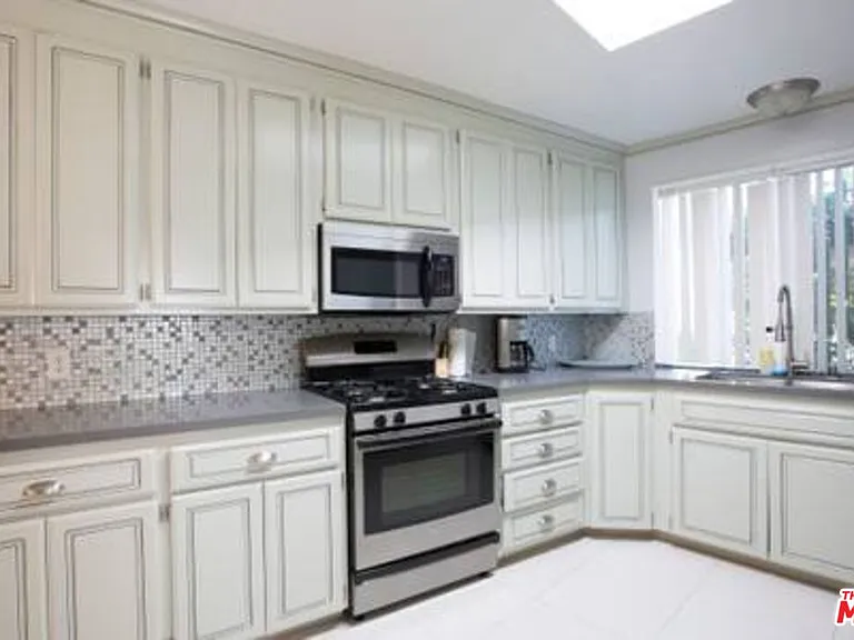 5049 Serrania Ave — Photo 4