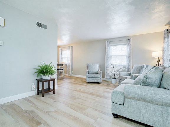 4th image of 46 Alderwood Ln