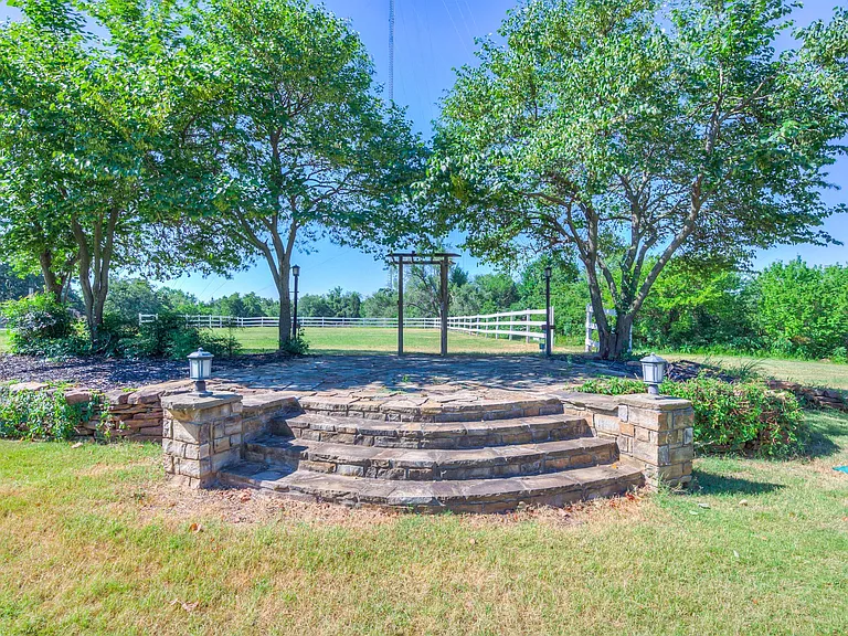 1516 E Britton Rd — Photo 34