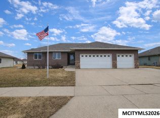 1228 Moonstone Ct, Mason City, IA 50401