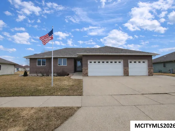 1228 Moonstone Ct, Mason City, IA 50401
