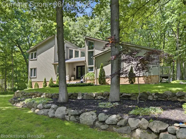 7450 Deerhill Dr, Clarkston, MI 48346