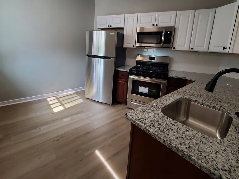 2064 W Hutchinson St #3 — Photo 15