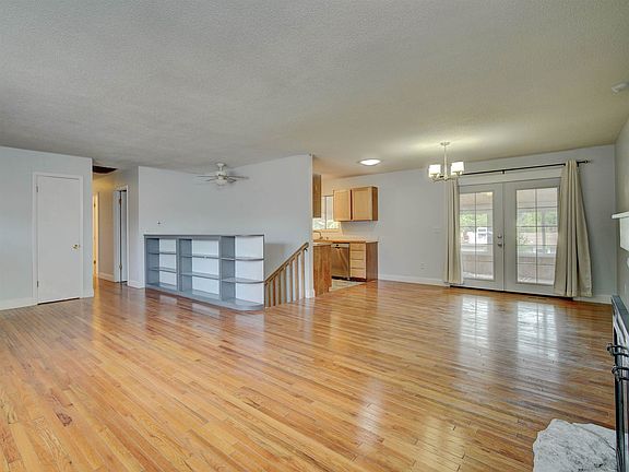 2nd image of 808 Jamaica Dr