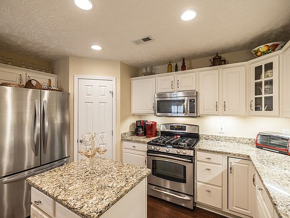 5th image of 395 Devon Chase Hl Unit 4901