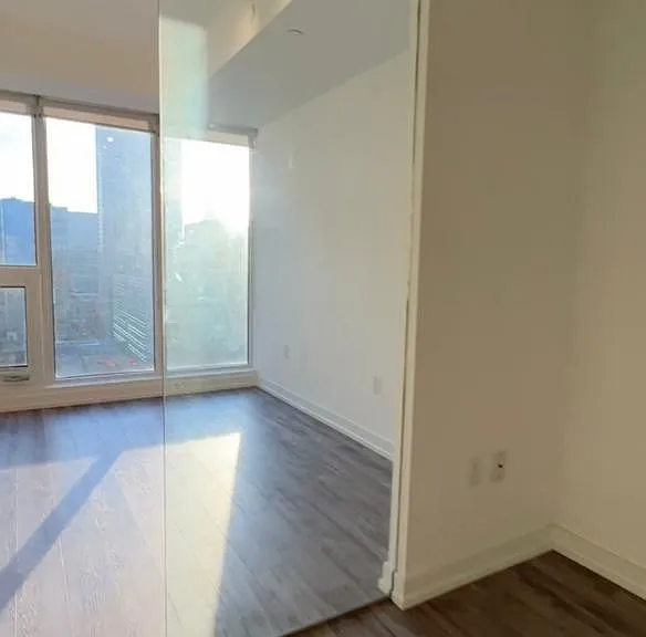 75 Shuter St #2015 — Photo 24