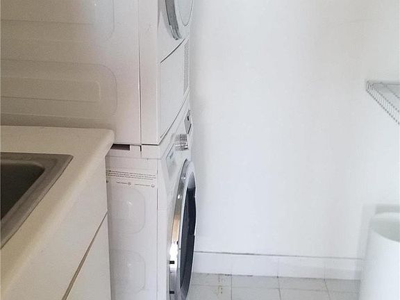 5th image of 100 Hilton Ave Unit 803