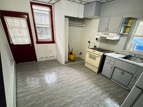 2nd image of 834 E Market St