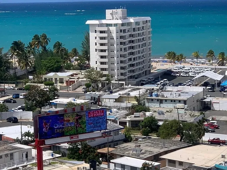 HERMOSO APT CON VISTA AL MAR- 3 CUARTOS CON AIRE, 2 BANOS, SALA, COMEDOR, COCINA, ESTUFA, LAVADORA/SECADORA, NEVERA, 1 ESTACIONAMIENTO, GUARDIA SEGURIDAD, 2 PISCINAS, GAZEBO. CERCA DE PLAYA, FARMACIAS, SUPERMERCADOS, RESTAURANTES Y AEROPUERTO.