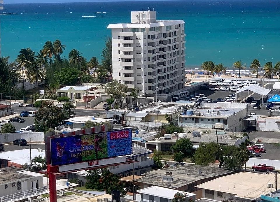 HERMOSO APT CON VISTA AL MAR- 3 CUARTOS CON AIRE, 2 BANOS, SALA, COMEDOR, COCINA, ESTUFA, LAVADORA/SECADORA, NEVERA, 1 ESTACIONAMIENTO, GUARDIA SEGURIDAD, 2 PISCINAS, GAZEBO. CERCA DE PLAYA, FARMACIAS, SUPERMERCADOS, RESTAURANTES Y AEROPUERTO.