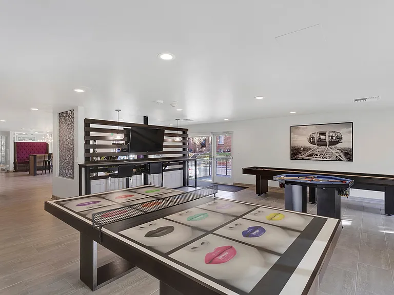 515 Clarkson — Photo 17