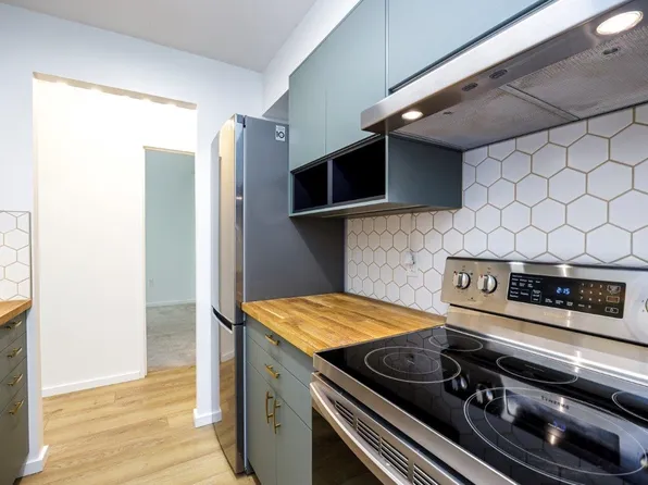 2008 Fullerton Ave #304, North Vancouver, BC V7P 3G7