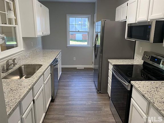 3rd image of 807 Sanderson Dr