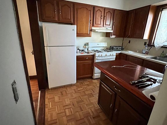 4th image of 409 Bement Ave #2