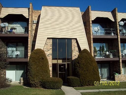 1st image of 7304 S Blackstone Ave #17