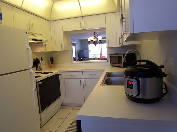 3rd image of 919 Huron Ct #B-301