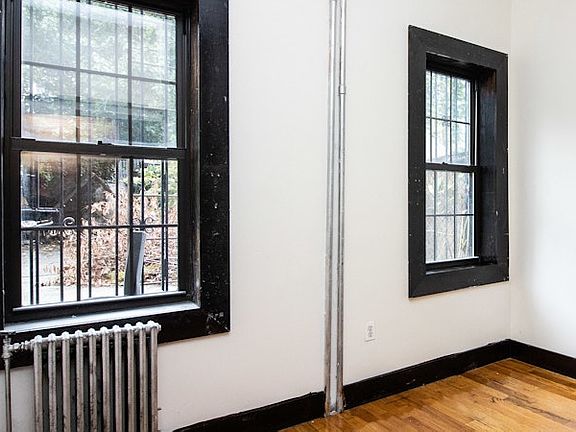 3rd image of 189 Stanhope St #1