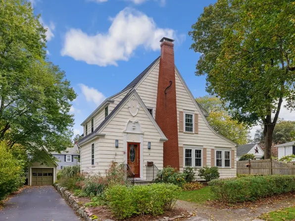 9 Hunt St, Reading, MA 01867