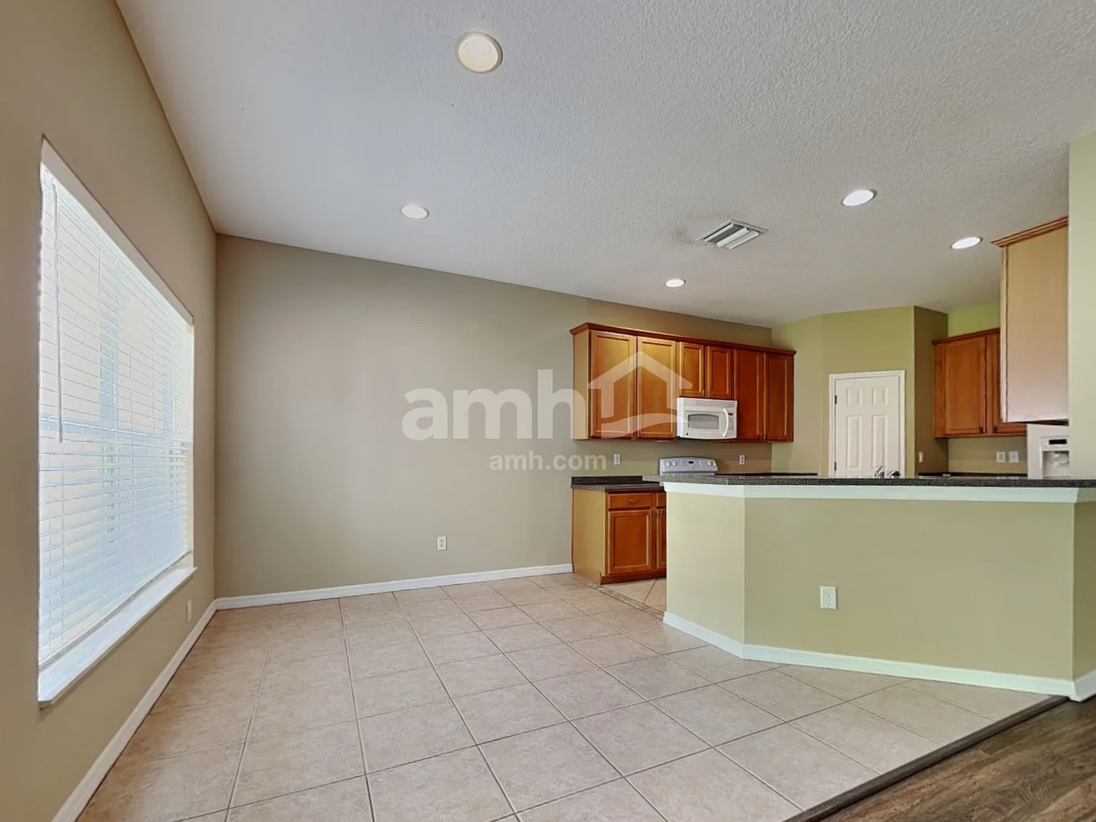 4 bed, 2.0 bath, 1953 sqft, $2,540 — Photo 4