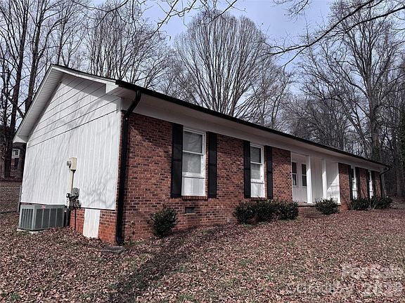 3rd image of 1511 Old Carriage Dr