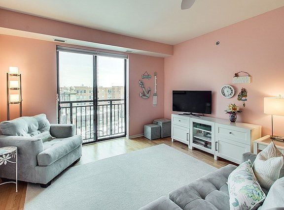 3rd image of 2335 W Belle Plaine Ave APT 515