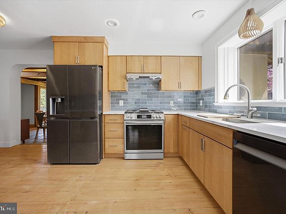 4th image of 726 Crooked Ln