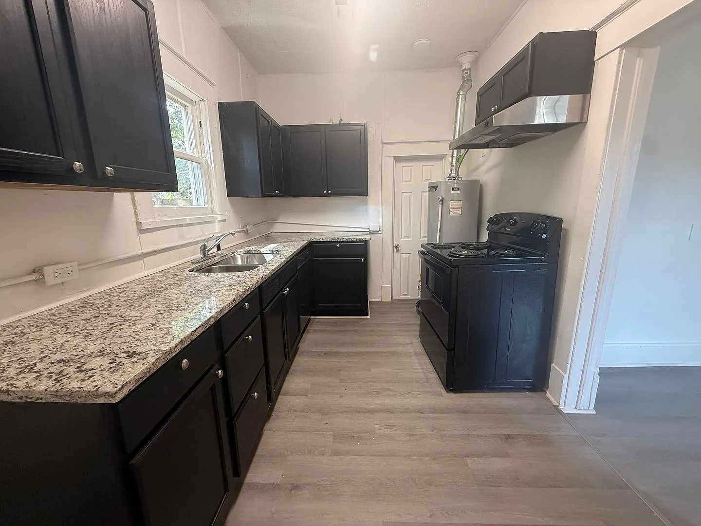 Come see this 2 Bedroom 1 Bath near Downtown! — Photo 4