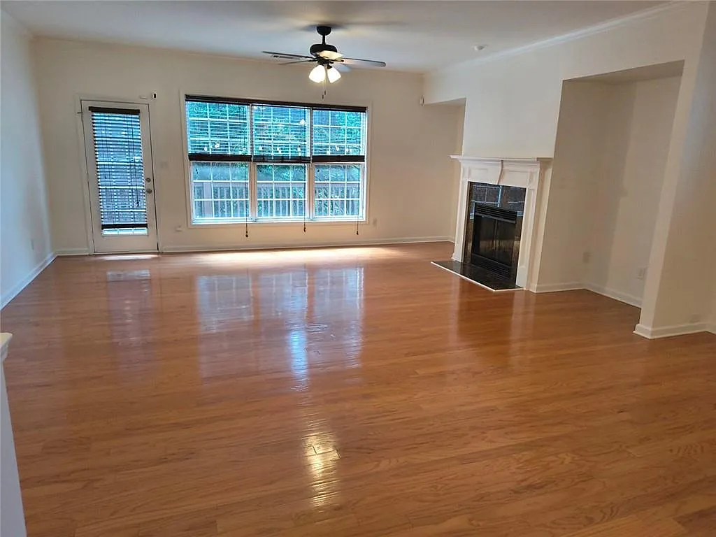 3 bed, 3.5 bath, 2394 sqft, $2,400 — Photo 4