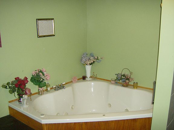jetted tub main bath