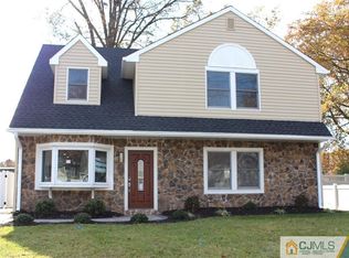 37 Brookville Rd, Edison, NJ 08817