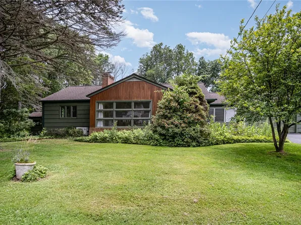 125 Country Ln, Penfield, NY 14526